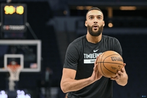 Gobert ghi ít nhất 25+15 với tỷ lệ sút 90%, là người thứ ba trong lịch sử đội