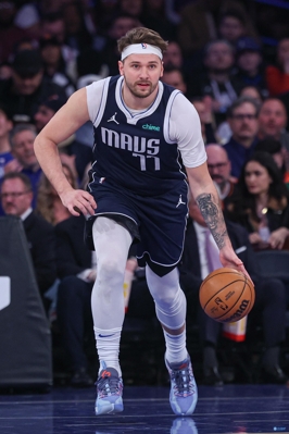 Doncic ghi hơn 30 cú triple-double trong 4 trận liên tiếp và trở thành người thứ ba trong lịch sử, sánh ngang với Big O và Westbrook.