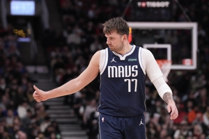 Những thay đổi nào đã xảy ra ở hàng phòng ngự của đội sau hiệp một? Doncic: Có năng lượng và khả năng giao tiếp đã tăng lên.