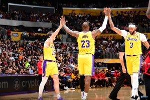 Lakers đã sút hơn 50% trong 9 trận liên tiếp lần đầu tiên sau gần 40 năm.