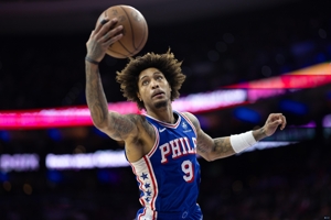 Oubre: Brunson cứng rắn quá, tôi phải vào bồn nước đá để tập vật lý trị liệu sau khi bảo vệ anh ấy một đêm.