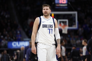 Có một chút sai sót quá nhiều! Doncic ghi 12 điểm, 2 rebound, 5 kiến ​​​​tạo và 5 lần chuyển bóng trong hiệp một với 5 trên 12 cú sút.