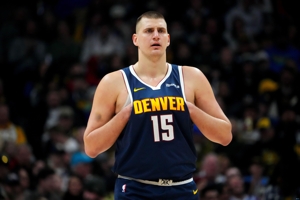 Phải tham gia lớp học! Jokic thực hiện 6/8 và ghi 15 + 4 trong hiệp đầu tiên. Wenban thực hiện 0/5. Nuggets đã dẫn trước Spurs 19 điểm trong hiệp một.