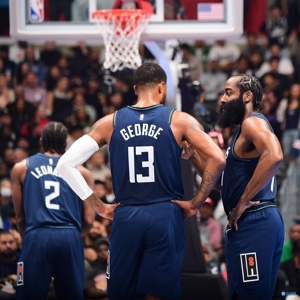 Tất cả năm cầu thủ xuất phát của Clippers đều ghi được con số gấp đôi! George ghi được 27 điểm và Kawhi dẫn đầu với 24 điểm.