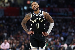 Có lúc đeo đồng hồ và có lúc tháo đồng hồ! Lillard ghi 27 điểm sau 29 cú sút, 5 rebound, 8 kiến ​​tạo, 1 cướp bóng và 6 lần phạm lỗi.