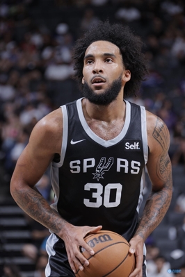 Spurs sút 51,5% từ cự ly 3 điểm & Champany dẫn đầu với 5 trên 8. Warriors chỉ sút 33,3%.