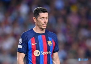 Phóng viên: Tương lai của Lewandowski tại Barcelona đang bị nghi ngờ. Mức lương hàng năm của anh mùa tới sẽ lên tới 32 triệu euro.